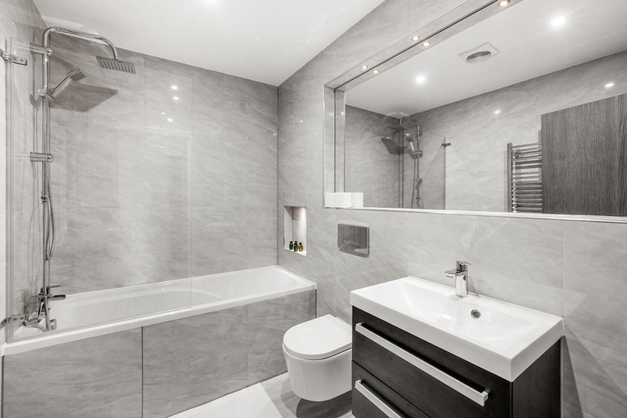 Drake House Apt 3 In Staines - Free Parking - Heathrow - Thorpe Park Extérieur photo