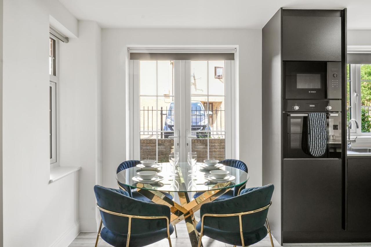 Drake House Apt 3 In Staines - Free Parking - Heathrow - Thorpe Park Extérieur photo